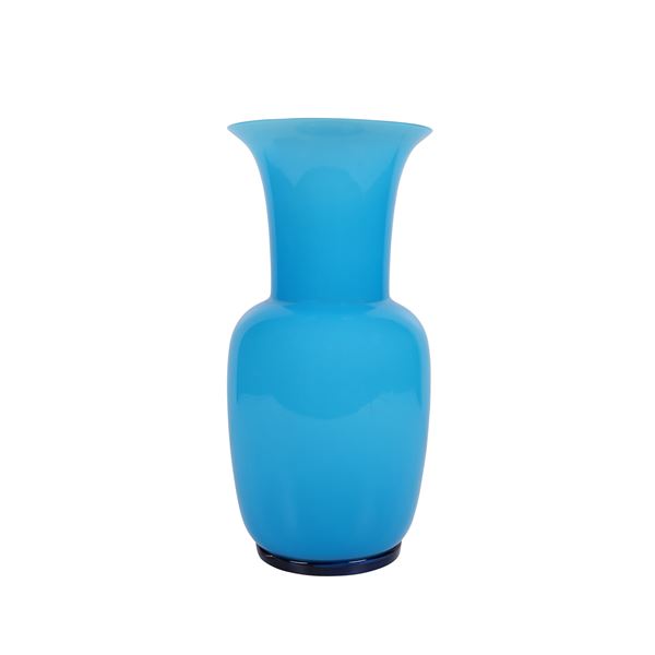 LIGHT BLUE AND BLACK GLASS VASE, BY VENINI, series "Opalino"  - Auction ORIENTAL ART AND  FINE GLASS 东方艺术与琉璃 - Casa d'Aste International Art Sale