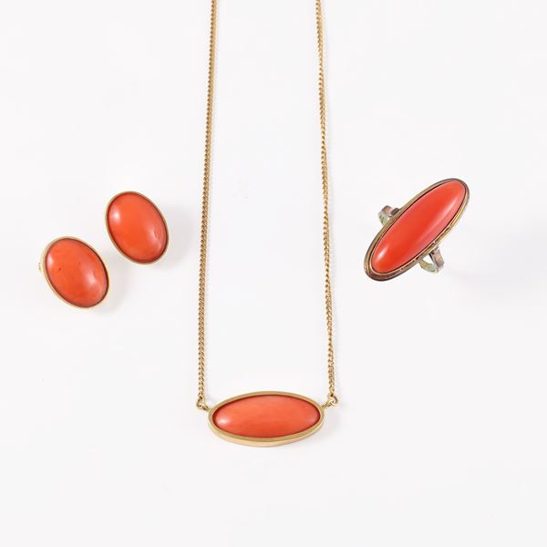 18KT GOLD LOT OF NECKLACE, RING AND CLIP EARRINGS WITH CORALS