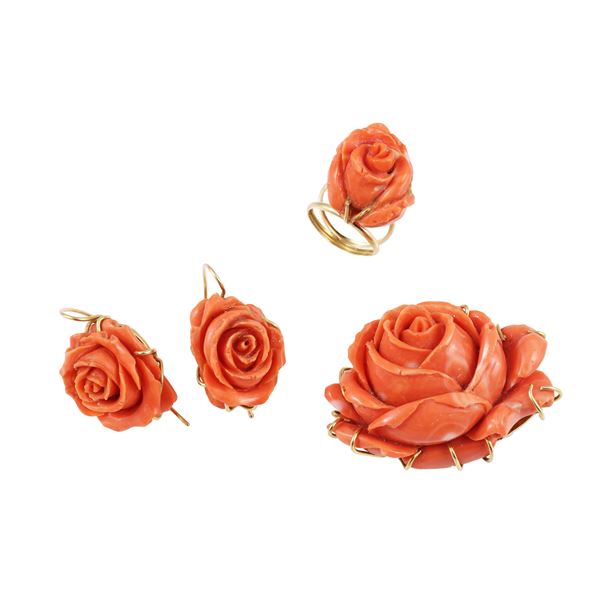 18KT GOLD LOT OF BROOCH, EARRINGS AND RING WITH CORAL