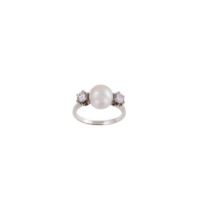 Anello in oro bianco con perla coltivata e brillanti