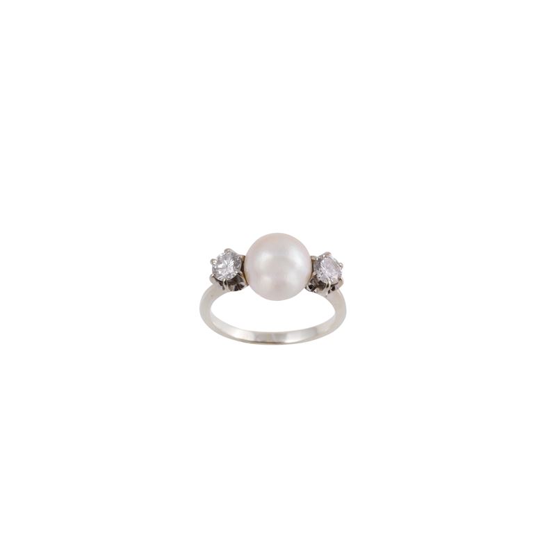 Anello in oro bianco con perla coltivata e brillanti