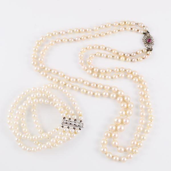 LOT OF NECKLACE AND BRACELET WITH CULTURED PEARLS, 18KT GOLD CLASPS WITH RUBY AND DIAMONDS