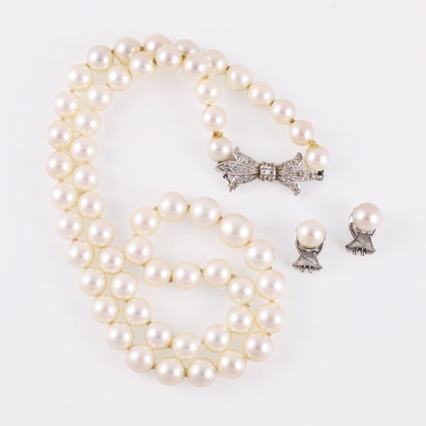 LOT OF A SINGLE STREND CULTURED PEARL NECKLACE WITH 18KT GOLD AND DIAMOND CLASP, AND A PAIR OF 18KT GOLD AND CULTURED PEARL EARRINGS 