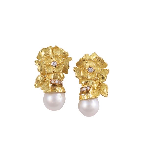 18KT GOLD, DIAMONDS AND CULTURED PEARLS EARRINGS  - Auction IMPORTANT JEWELRY - Casa d'Aste International Art Sale