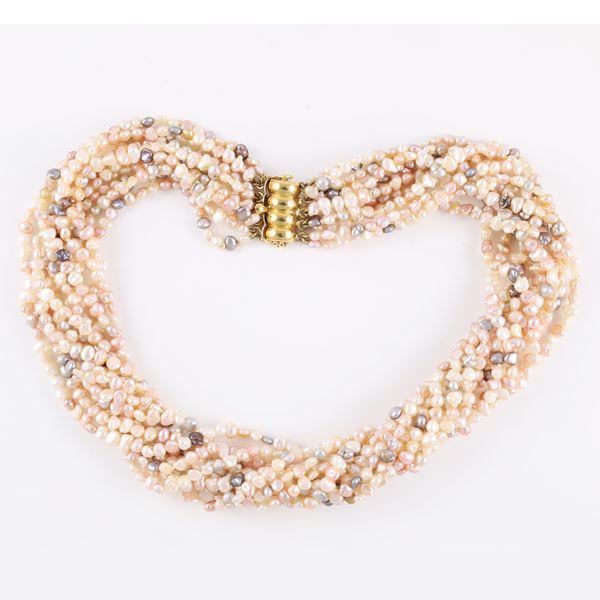 MULTISTRAND NECKLACE WITH FRESHWATER PEARLS. 18 KT GOLD CLASP