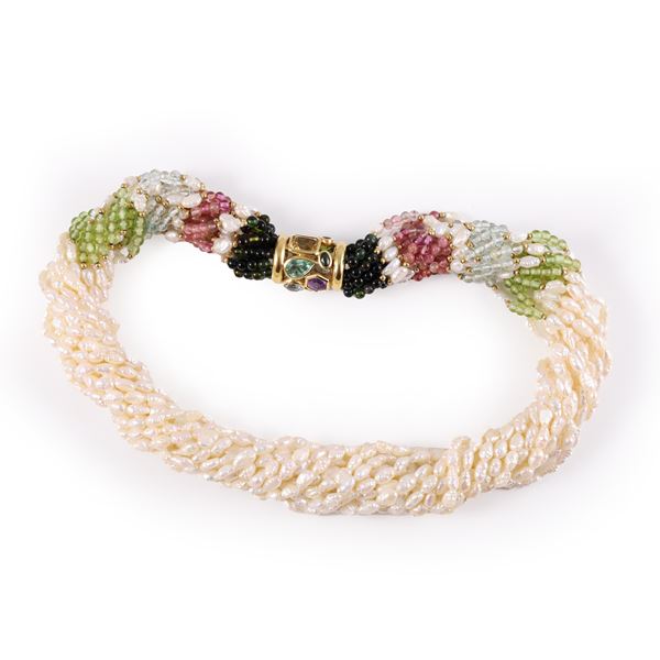 MULTISTRAND NECKLACE WITH FRESHWATER PEARL, TOURMALINE, AQUAMARINE AND PERIDOT. 18KT GOLD CLASP WITH GEMSTONES