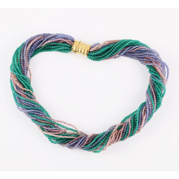 MULTISTRAND NECKLACE WITH CHRYSOPRASE, QUARTZ AND CHALCEDONY. 18 KT GOLD CLASP