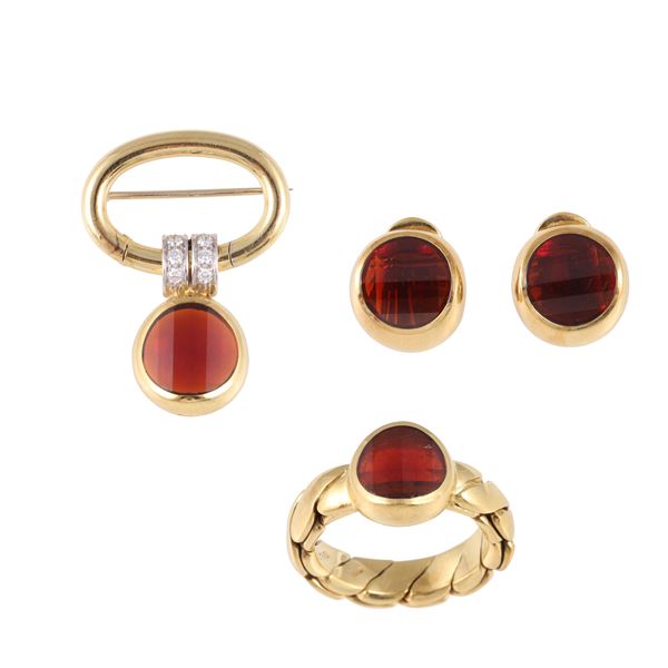 18KT GOLD LOT OF RING, EARRINGS AND BROOCH WITH GARNET AND DIAMONDS, BY POMELLATO