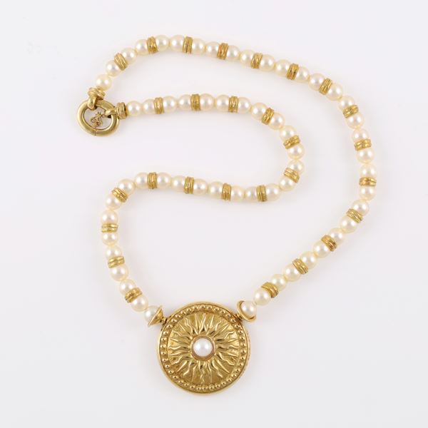 18KT GOLD AND CULTURED PEARLS NECKLACE