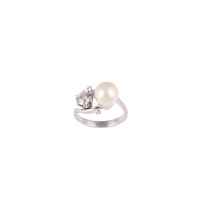 Anello in oro bianco con diamanti a taglio antico e perla coltivata