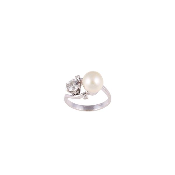 18KT GOLD RING WITH OLD EUROPEAN CUT DIAMOND AND CULTURED PEARL