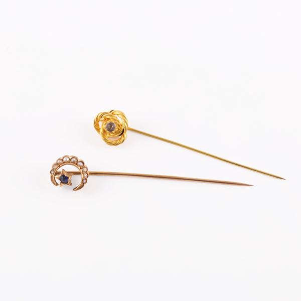 18KT GOLD LOT OF TWO TIE PINS WITH SYNTHETIC GEMS
