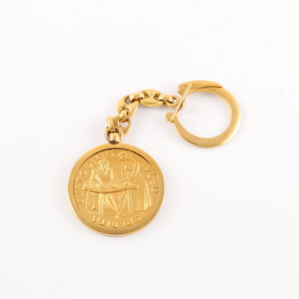 18KT GOLD KEY HOLDER WITH MEDAL