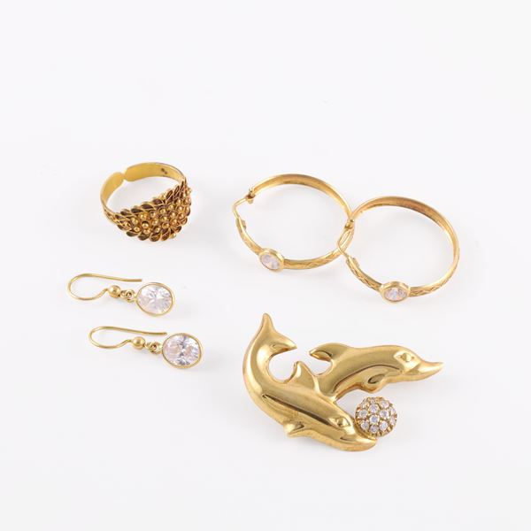 LOT OF 18KT GOLD BROOCH, RING AND TWO PAIRS OF EARRINGS WITH SYNTHETIC GEMS