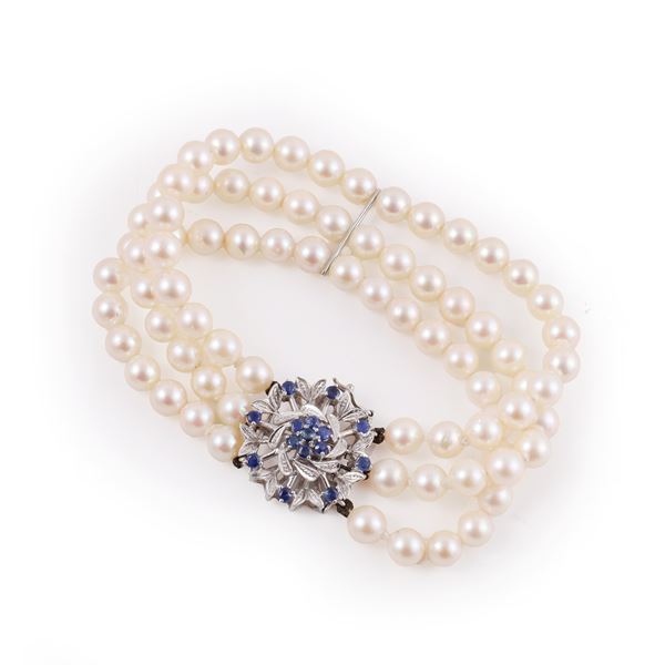 THREE-STRAND CULTURED PEARL BRACELET WITH 18KT GOLD AND SAPPHIRES CLASP