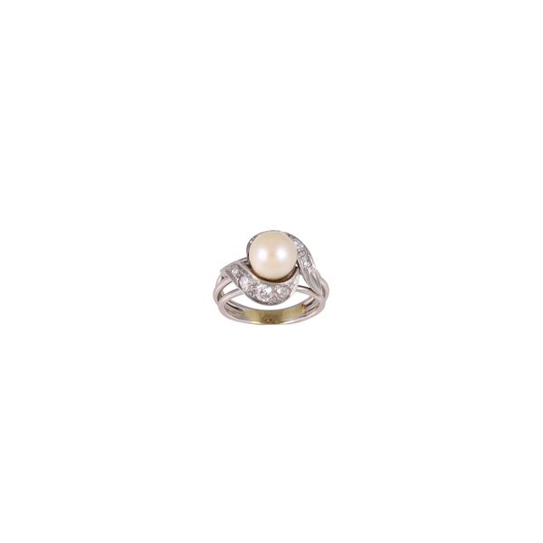18KT GOLD RING WITH CULTURED PEARL AND OLD EUROPEAN CUT DIAMONDS