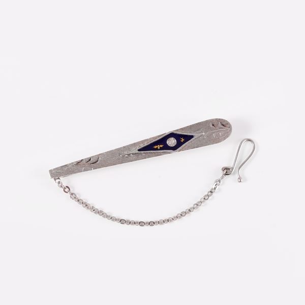 18KT GOLD TIE BAR WITH ENAMEL AND DIAMOND