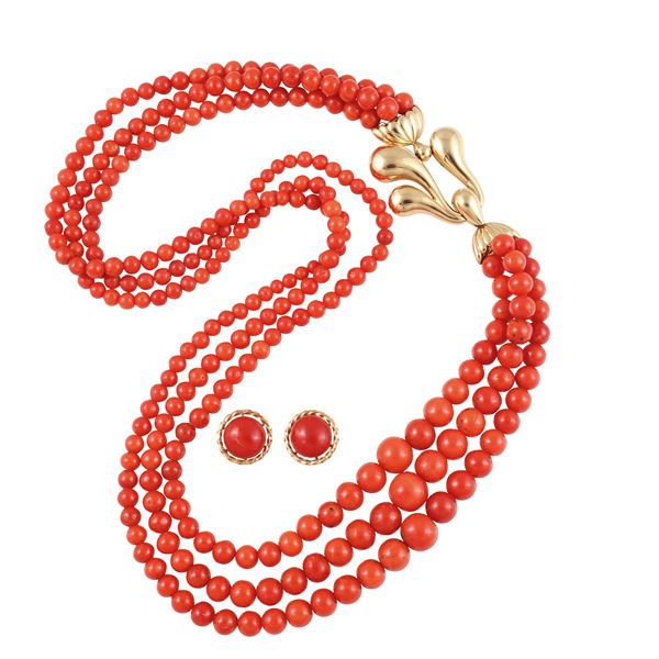 ~ LOT OF CORAL NECKLACE WITH 18KT GOLD CASP AND A PAIR OF 18KT GOLD EARRINGS WITH CORAL