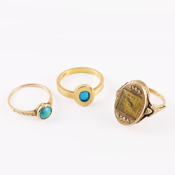 18KT GOLD LOT OF THREE RINGS WITH WATCH (not working), TURQUOISE AND ENAMEL