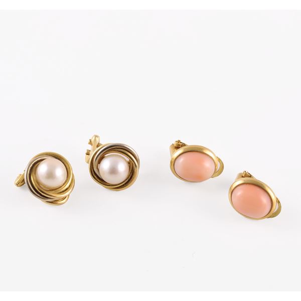 18KT GOLD LOT OF TWO PAIRS OF EARRINGS WITH CORALS AND CULTURED PEARLS