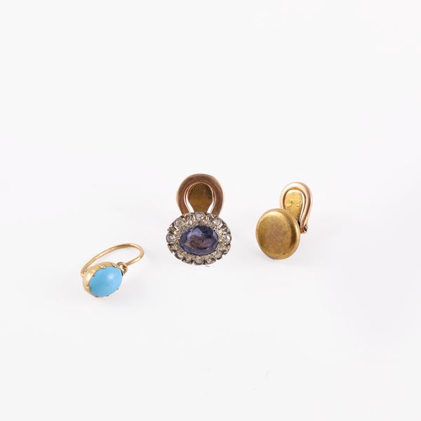 LOT OF TWO BUTTONS AND ONE EARRING IN 18KT GOLD
