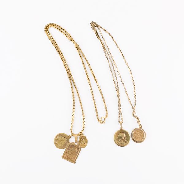 LOT OF TWO 18KT GOLD CHAINS AND FIVE PENDANTS 