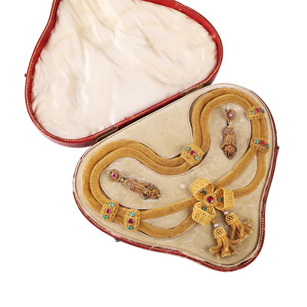 18KT GOLD NECKLACE AND GOLD AND SILVER EARRINGS WITH RUBIES, EMERALDS AND PEARLS