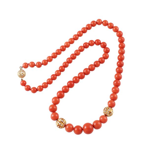 ~ A SINGLE-STRAND CORAL NECKLACE, WITH 18KT GOLD AND DIAMONDS BOULES, ONE SERVING AS THE CLASP
