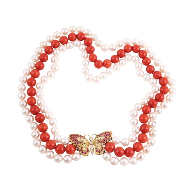 ~ THREE-STRAND NECKLACE WITH CORAL AND CULTURED PEARLS. 18KT GOLD CLASP SET WITH RUBIES AND DIAMONDS
