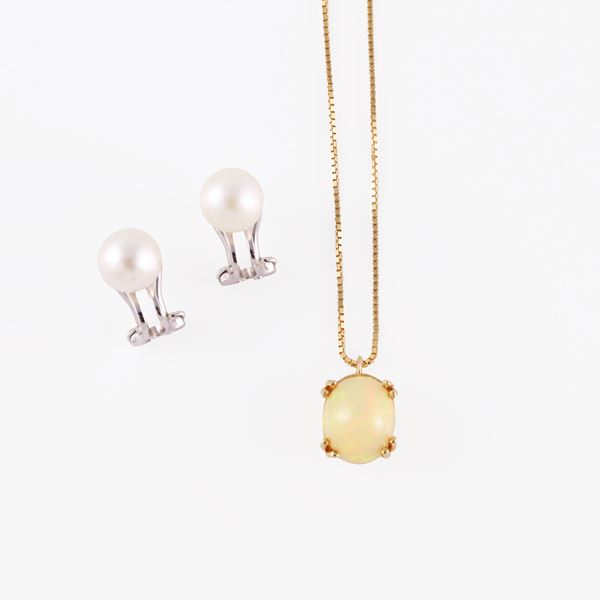 18KT GOLD LOT OF CHAIN, PENDANT SET WITH OPAL AND A PAIR OF EARRINGS WITH CULTURED PEARLS
