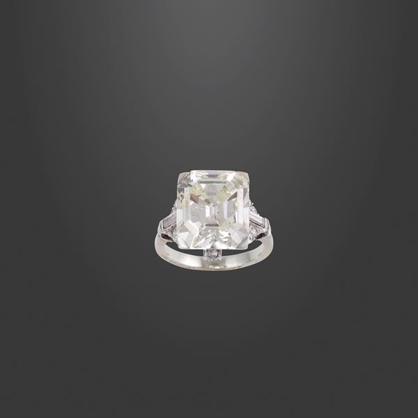 10,28 CT RECTANGULAR STEP-CUT DIAMOND SET IN A 18KT GOLD RING  - Auction IMPORTANT JEWELRY - Casa d'Aste International Art Sale