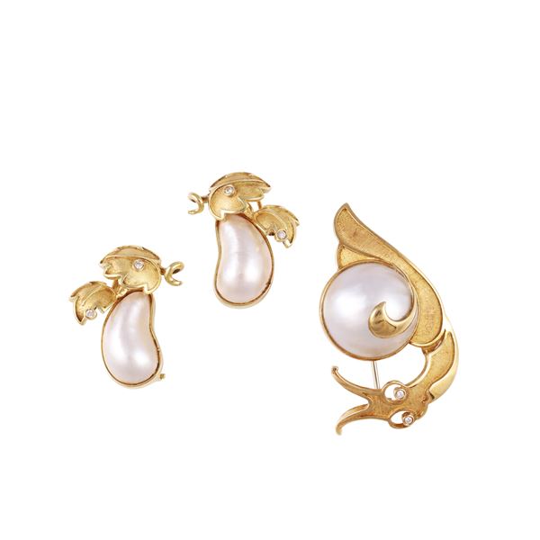 LOT OF 18KT GOLD BROOCH AND EARRINGS, WITH DIAMONDS AND MABE PEARLS