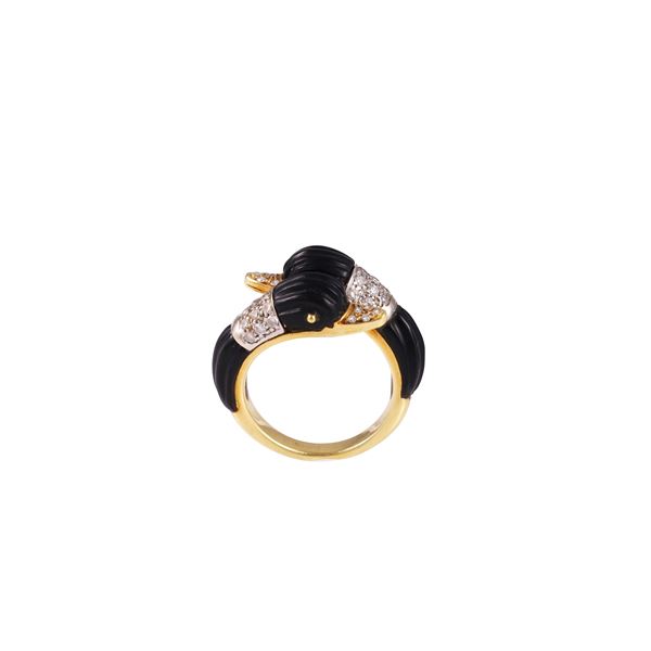 18KT GOLD, ONYX AND DIAMONDS RING