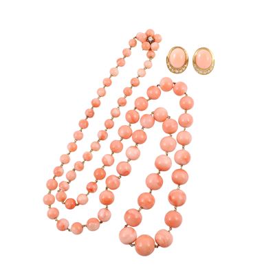 Collana in oro giallo con sfere di corallo e orecchini in oro giallo con corallo cabochon e brill...