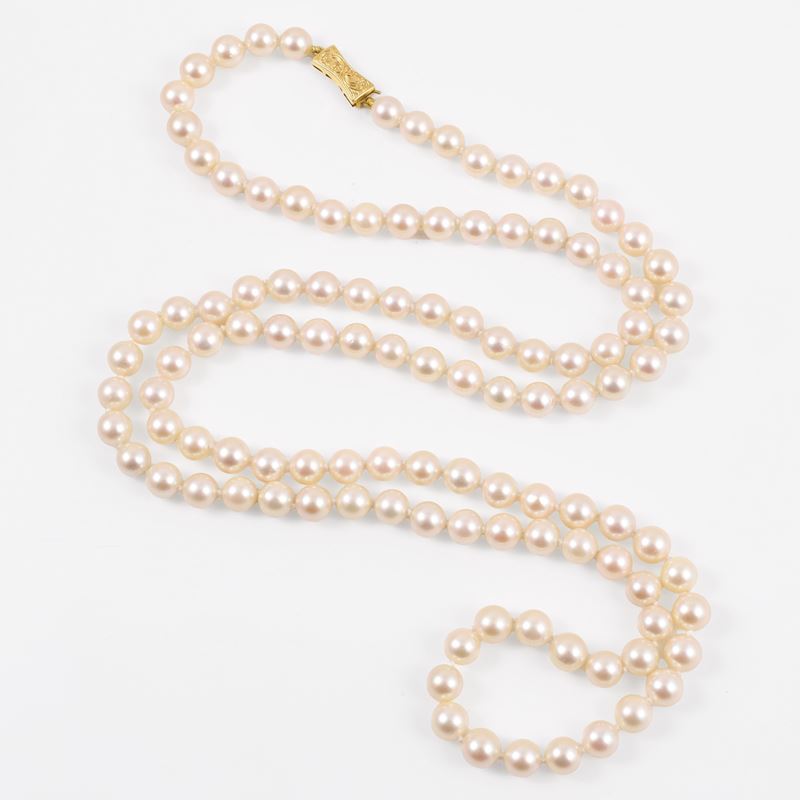 Collana di perle coltivate con chiusura in oro giallo
