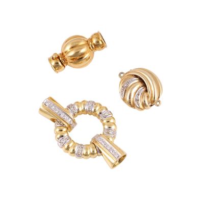 Set di tre fermagli ornamentali in oro giallo e diamanti