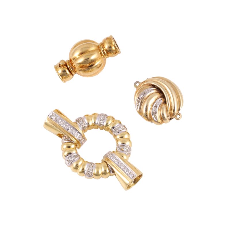 Set di tre fermagli ornamentali in oro giallo e diamanti