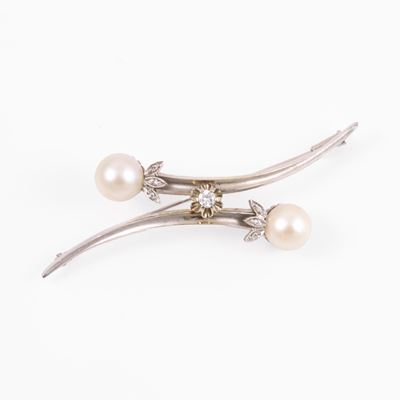 Spilla in oro bianco con perle coltivate e diamanti