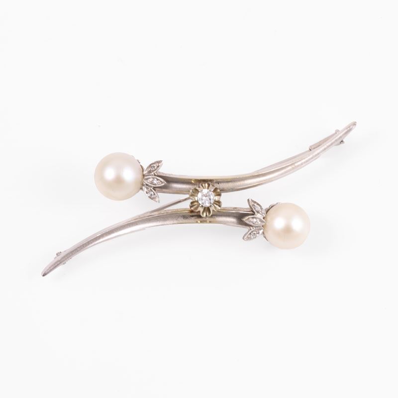 Spilla in oro bianco con perle coltivate e diamanti
