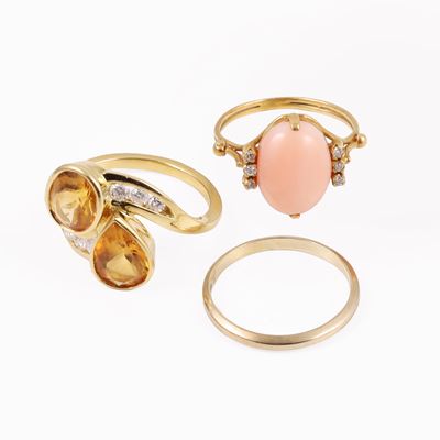 Due anelli in oro con quarzi e corallo cabochon, arricchiti da brillanti, con una fede
