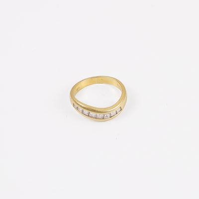 Anello rivière ondulata in oro giallo con diamanti taglio carré