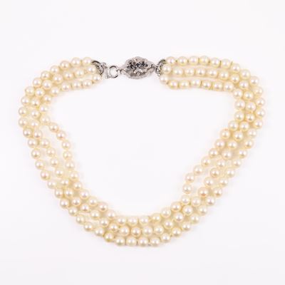 Collana a tre fili di perle coltivate con chiusura in oro bianco e zaffiri