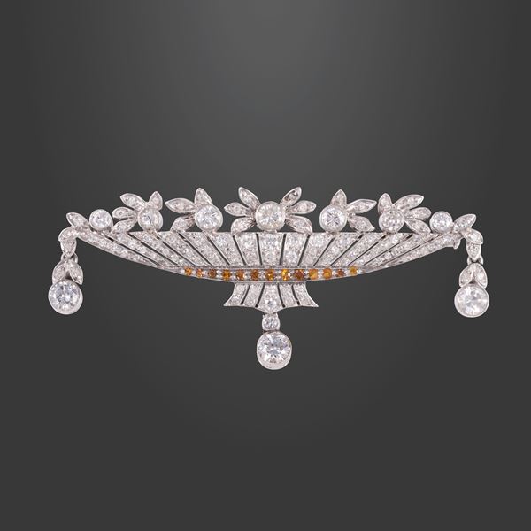 18KT GOLD BROOCH WITH DIAMONDS AND QUARTZ