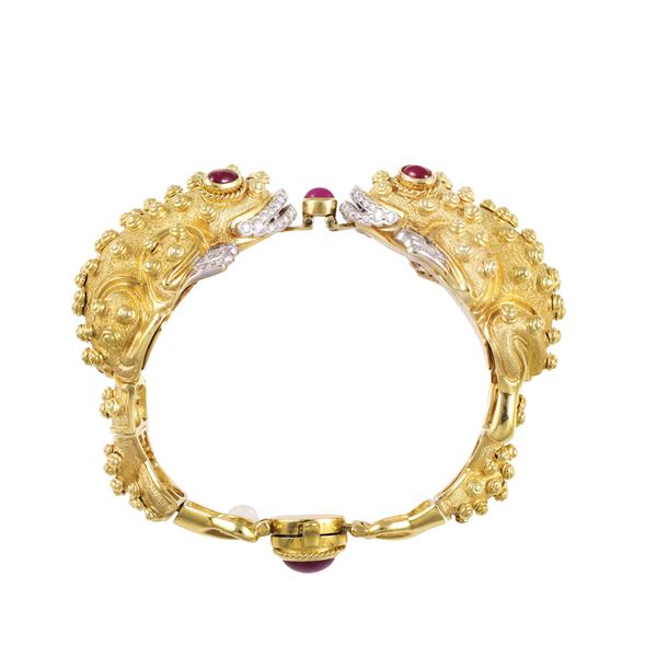 18KT GOLD FROG BRACELET WITH DIAMONDS AND CABOCHON CUT RUBIES