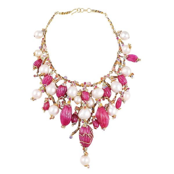 18KT GOLD NECKLACE WITH CULTURED PEARLS, CARVED RUBIES AND A VARIETY OF MULTICOLORED GEMSTONES