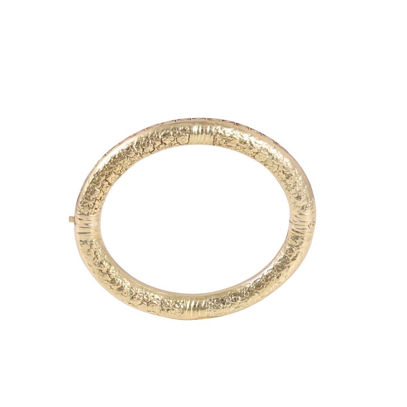 Bracciale rigido in oro giallo sbalzato con motivi floreali