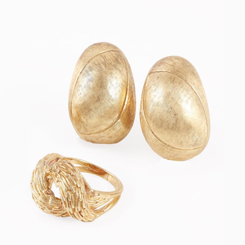 Orecchini e anello in oro basso, gr. complessivi 22,2