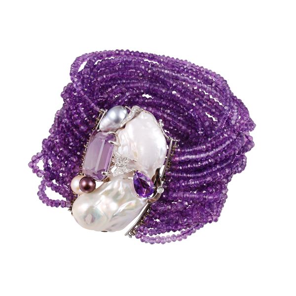 * AMETHYST MULTISTRAND BRACELET WITH 18KT GOLD CLASP, SET WITH CULTURED PEARLS, AMETHYSTS AND DIAMONDS  - Auction IMPORTANT JEWELRY - Casa d'Aste International Art Sale
