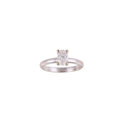 Anello in oro bianco con diamante ovale di 0,80 ct