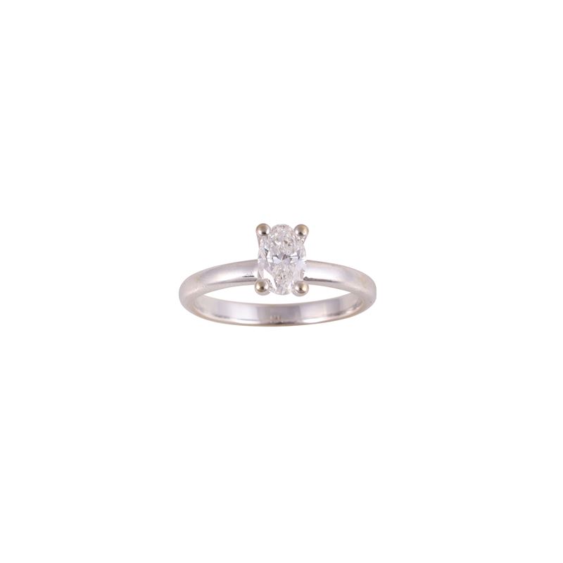 Anello in oro bianco con diamante ovale di 0,80 ct